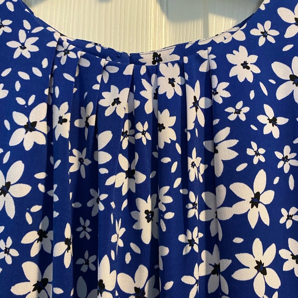 Beautiful sleeveless Calvin Klein top!! - Picture 3 of 5